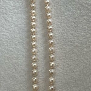 Elegant faux Pearl Necklace n silver alligator clasp
